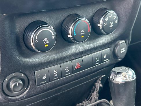 Used 2016 Jeep Wrangler Unlimited Rubicon w/ Connectivity Group AWD/4WD image 21