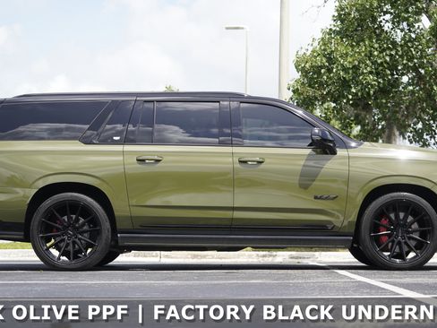 Used 2025 Cadillac Escalade ESV V AWD/4WD image 6