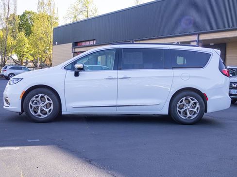 Used 2023 Chrysler Pacifica Limited FWD image 10