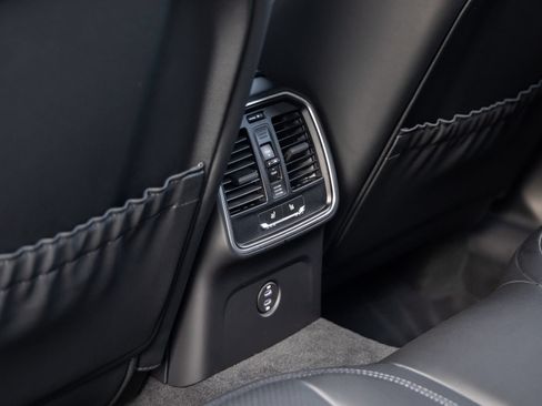 Certified 2026 Porsche Macan AWD/4WD image 37