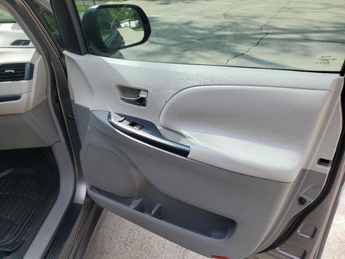 Used 2011 Toyota Sienna SE w/ Preferred Pkg FWD image 25