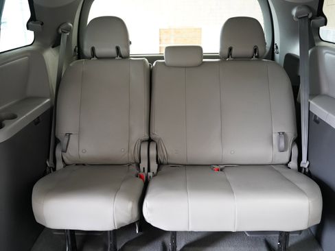 Used 2020 Toyota Sienna L image 38