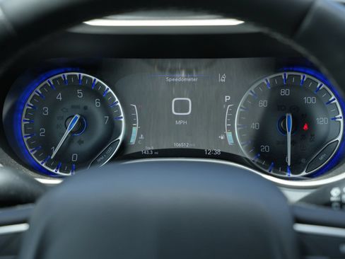 Used 2023 Chrysler Pacifica Touring-L FWD image 12