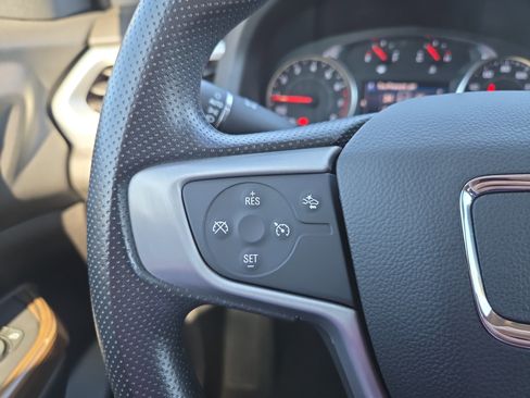 Used 2023 GMC Acadia SLE image 12