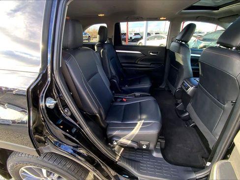 Used 2019 Toyota Highlander XLE image 20