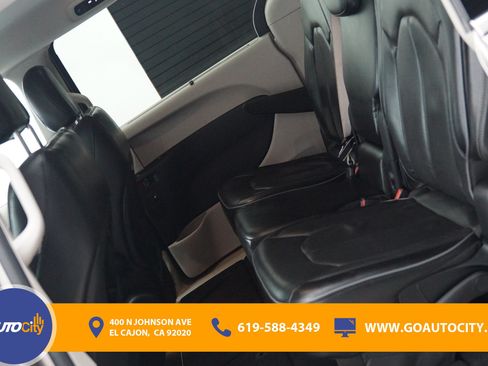 Used 2017 Chrysler Pacifica Limited w/ Advanced Safetytec Group FWD image 14