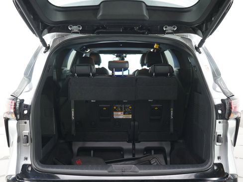 Used 2025 Toyota Sienna Platinum AWD/4WD image 19