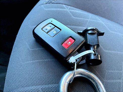 Used 2019 Toyota Tacoma TRD Sport image 11