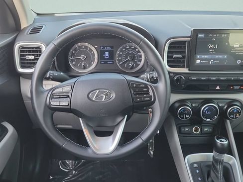 Used 2022 Hyundai Venue SEL FWD image 12