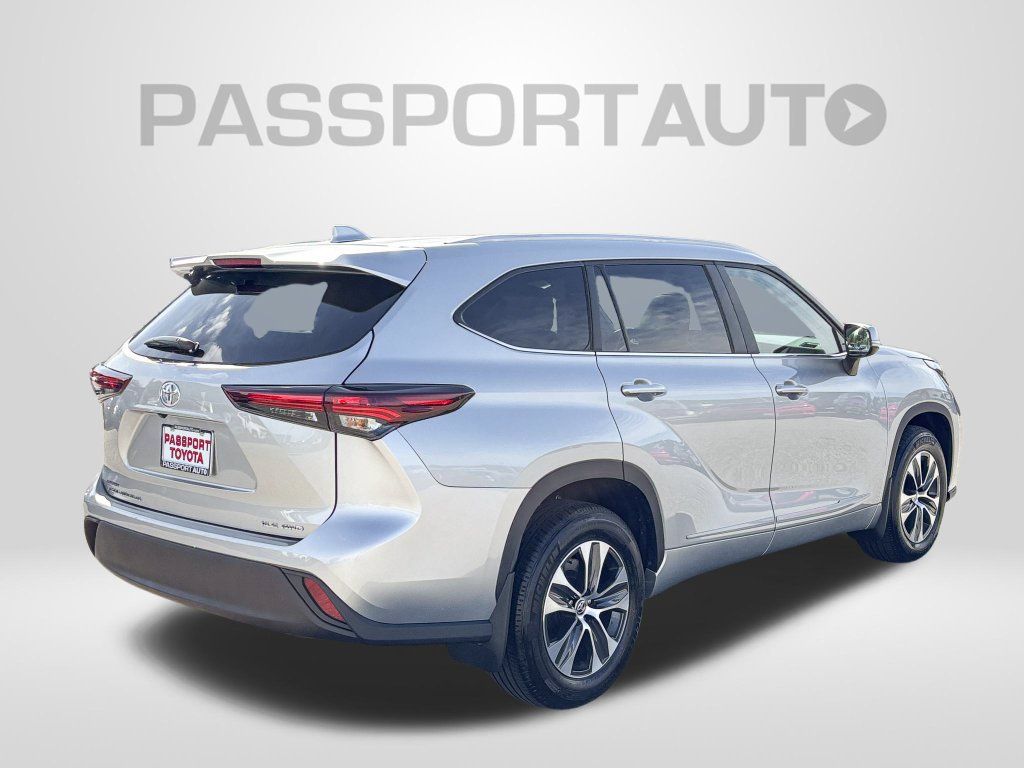 Used 2025 Toyota Highlander XLE AWD/4WD image 8