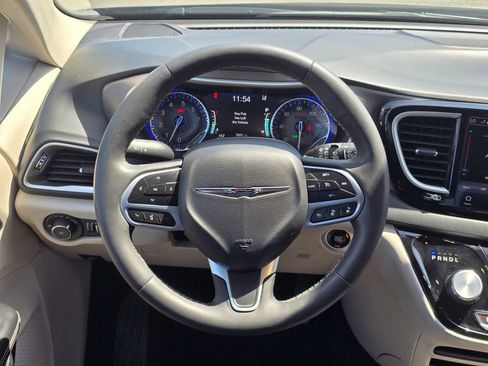 Used 2023 Chrysler Pacifica Touring-L FWD image 17