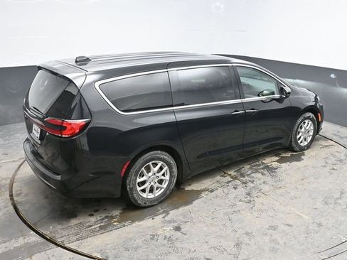 Used 2023 Chrysler Pacifica Touring-L image 35