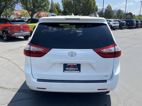 Used 2018 Toyota Sienna LE w/ Carpet Mat Package FWD image 9