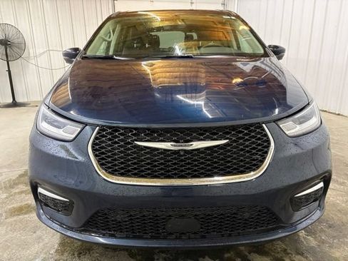 Used 2023 Chrysler Pacifica Touring-L FWD image 2