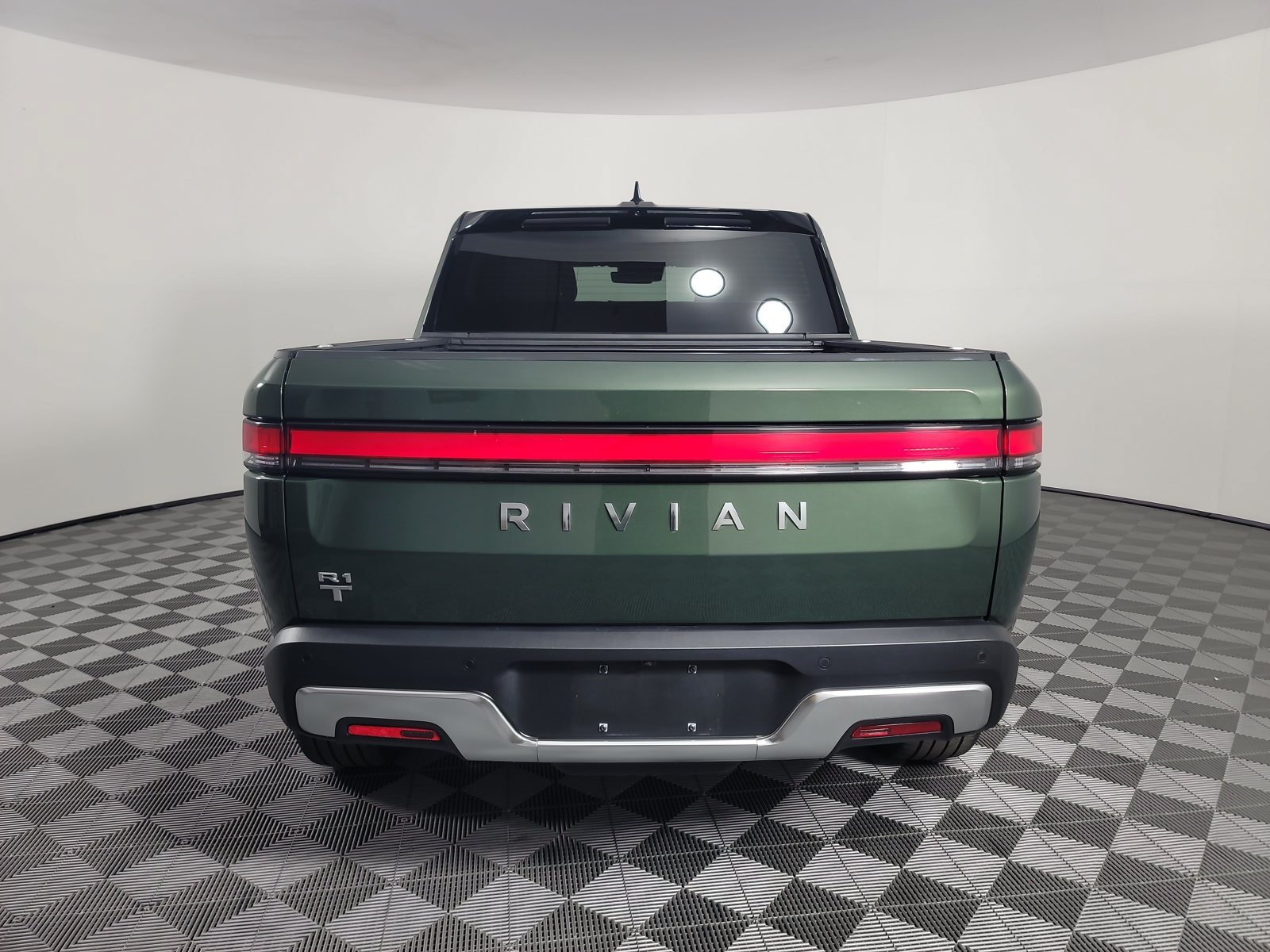 Used 2025 Rivian R1T Adventure Dual AWD/4WD image 4