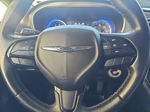 Used 2018 Chrysler Pacifica Touring-L w/ Premium Audio Group FWD image 19