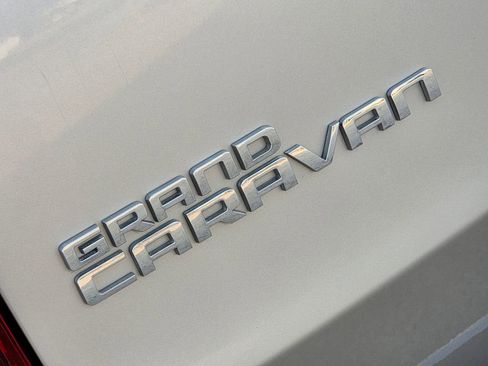 Used 2015 Dodge Grand Caravan SXT w/ UConnect Hands-Free Group image 11