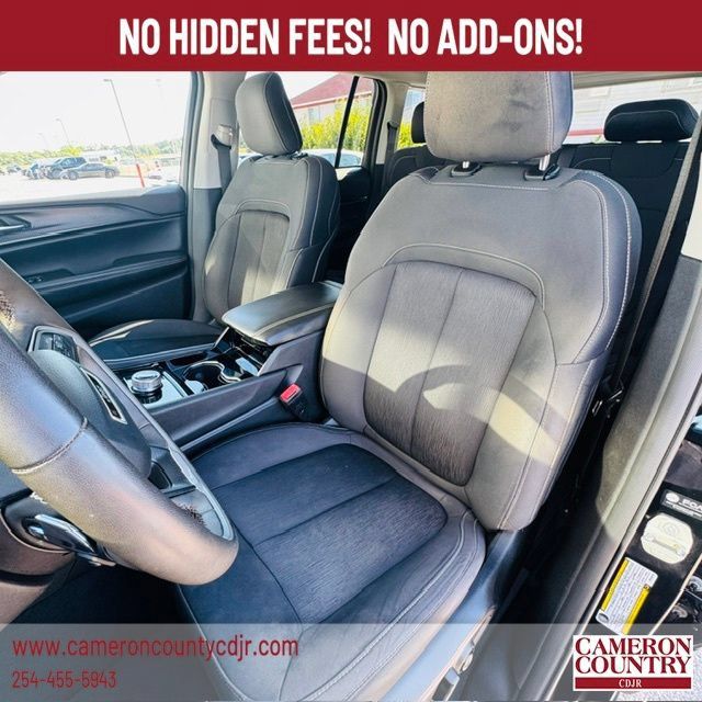 Used 2023 Jeep Grand Cherokee Laredo w/ Luxury Tech Group I RWD image 11