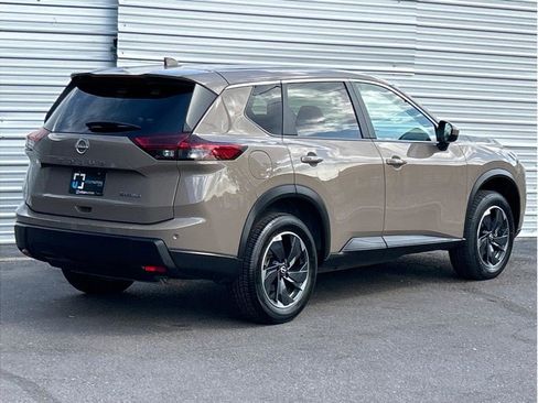 Used 2024 Nissan Rogue SV image 3