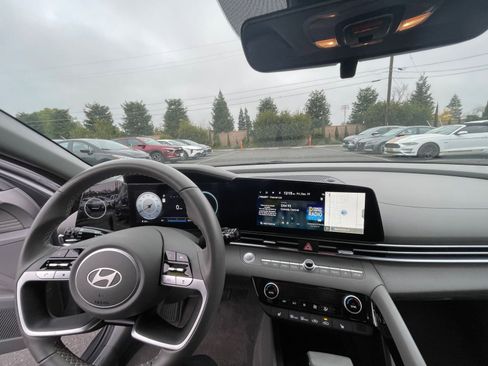 Used 2025 Hyundai Elantra SEL image 29