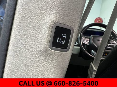 Used 2022 Chrysler Pacifica Touring-L FWD image 29