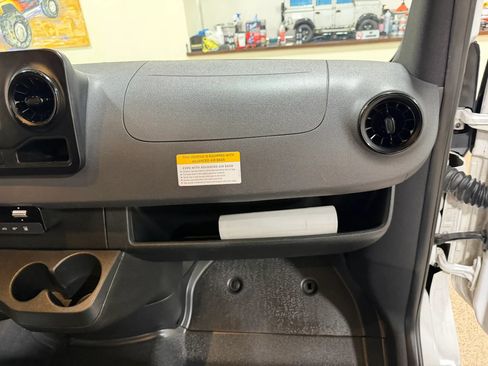 Used 2019 Mercedes-Benz Sprinter 2500 image 34