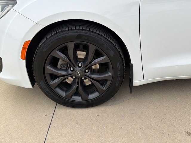 Used 2019 Chrysler Pacifica Touring Plus w/ S Appearance Package FWD image 11