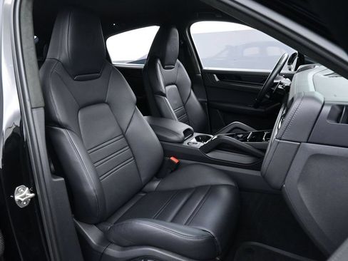 Used 2024 Porsche Cayenne Turbo GT AWD/4WD image 31