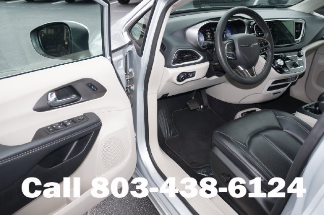 Used 2023 Chrysler Pacifica Touring-L FWD image 4