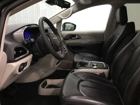 Used 2023 Chrysler Pacifica Touring-L AWD/4WD image 5