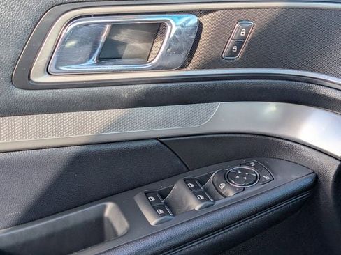 Used 2017 Ford Explorer XLT image 22