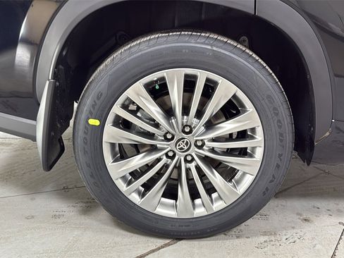 New 2026 Toyota Highlander Platinum image 23