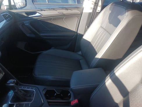 Certified 2022 Volkswagen Tiguan SE w/ Panoramic Sunroof Package image 3