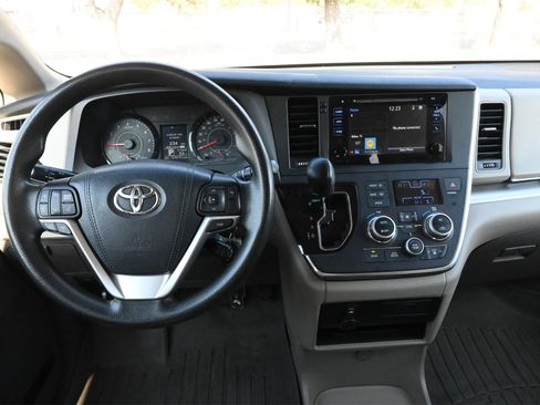 Used 2015 Toyota Sienna LE image 9