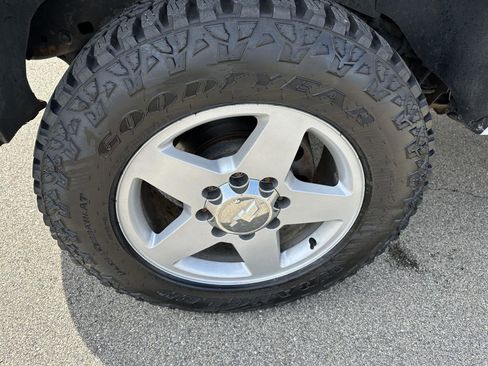 Used 2011 GMC Sierra 2500 Denali w/ Suspension Package, Off-Road AWD/4WD image 11