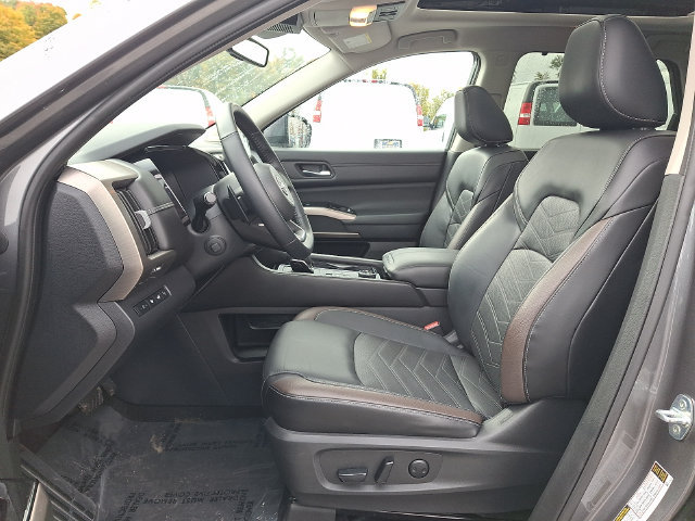 Used 2023 Nissan Pathfinder Platinum AWD/4WD image 2