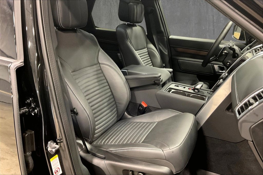 Used 2025 Land Rover Discovery Dynamic SE AWD/4WD image 31