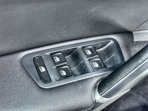 Used 2016 Volkswagen Golf SE image 12