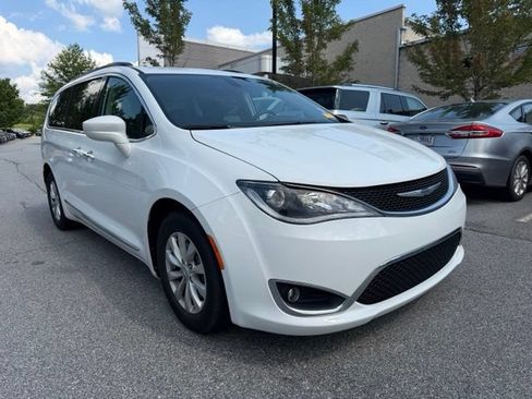 Used 2017 Chrysler Pacifica Touring-L FWD image 7