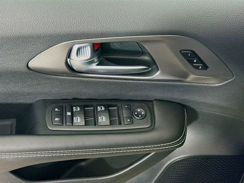 New 2026 Chrysler Pacifica Select FWD image 17