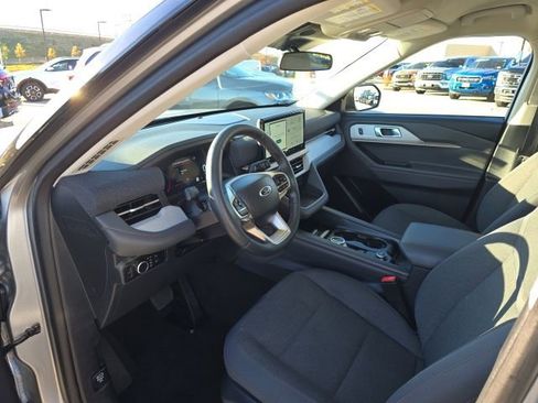 Used 2025 Ford Explorer Active AWD/4WD image 10