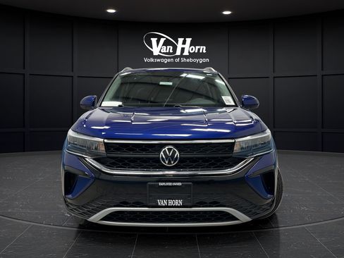 Used 2022 Volkswagen Taos SE w/ Panoramic Sunroof Package FWD image 2