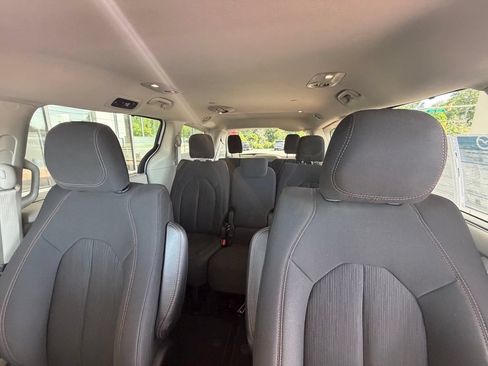 Used 2018 Chrysler Pacifica Touring Plus FWD image 40