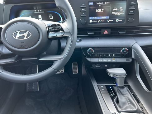 Used 2025 Hyundai Elantra Sport image 15