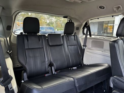 Used 2015 Chrysler Town & Country Touring w/ Driver Convenience Group image 18