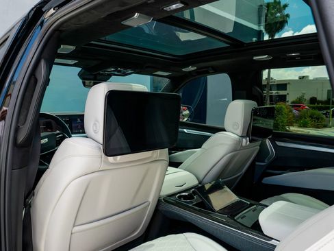 Used 2025 Cadillac Escalade V AWD/4WD image 16