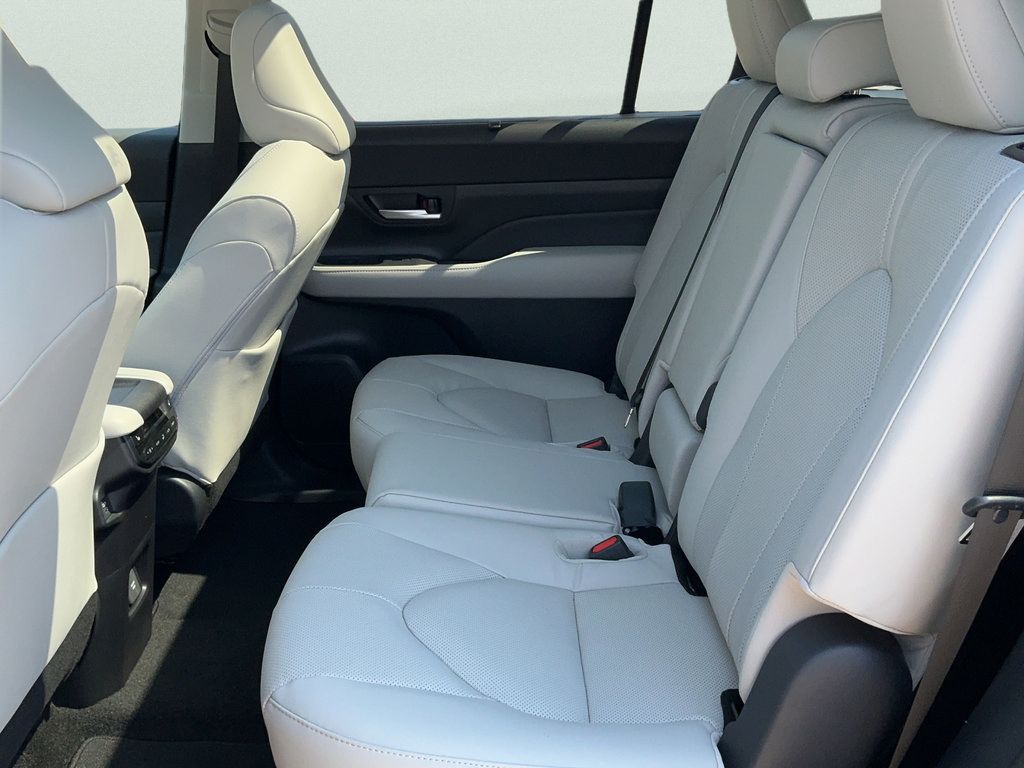 New 2026 Toyota Grand Highlander FWD image 17