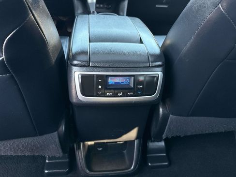 Used 2018 Toyota Highlander SE w/ Carpet Mat Package (TMS) AWD/4WD image 14