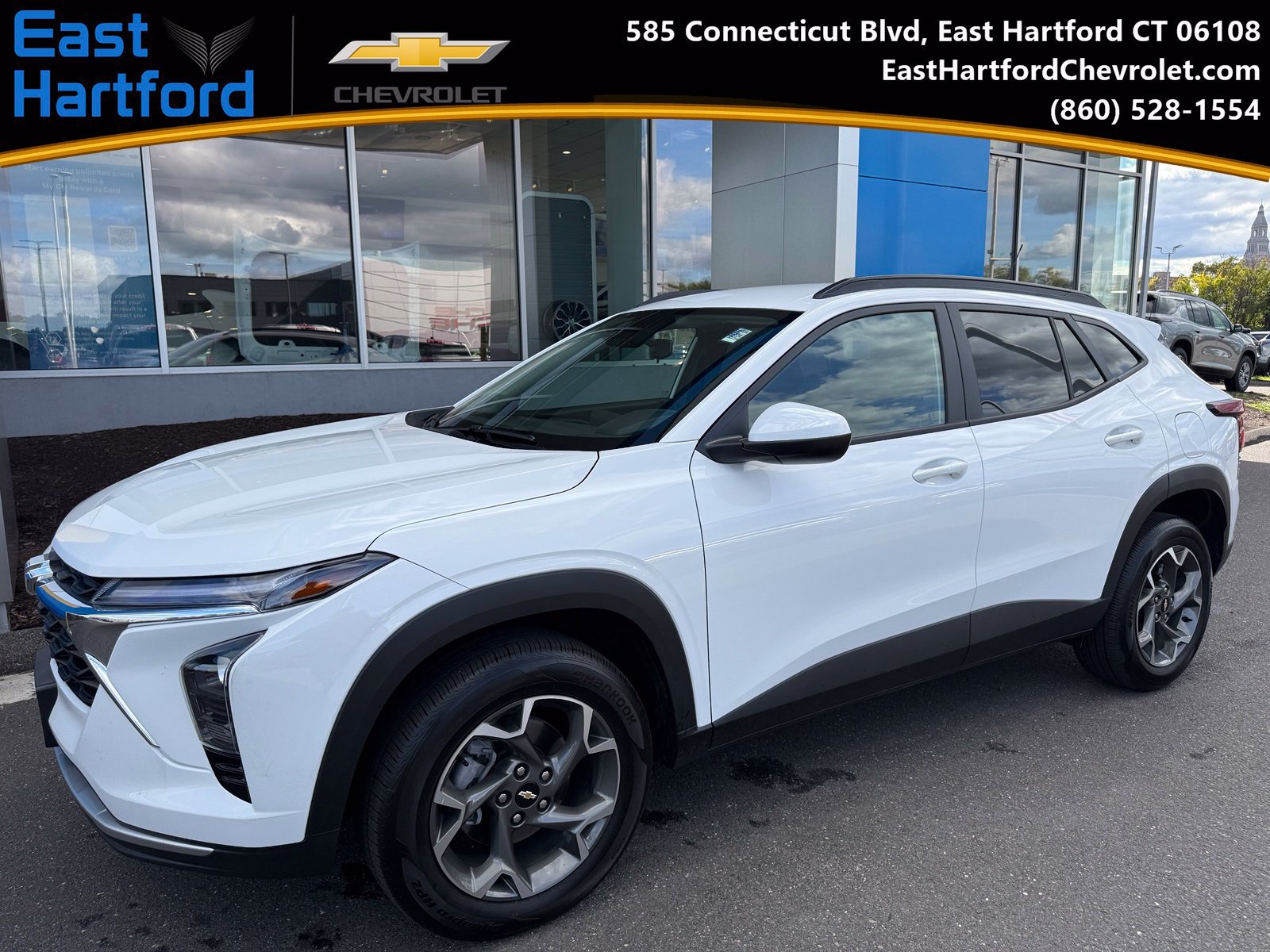 Used 2025 Chevrolet Trax LT FWD image 1
