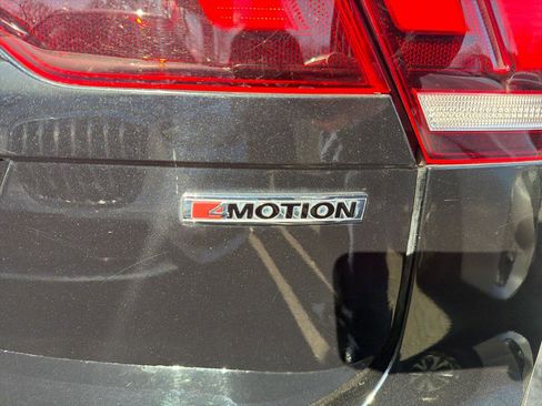 Used 2021 Volkswagen Tiguan SE w/ Panoramic Sunroof Package image 8